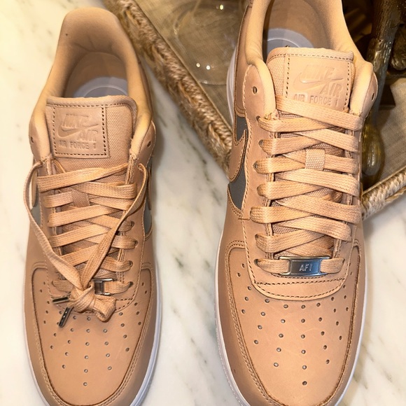 Nike Air Force 1 ‘07 SE PRM Beige w/Metallic Silver Size 10 Women’s - Picture 4 of 7